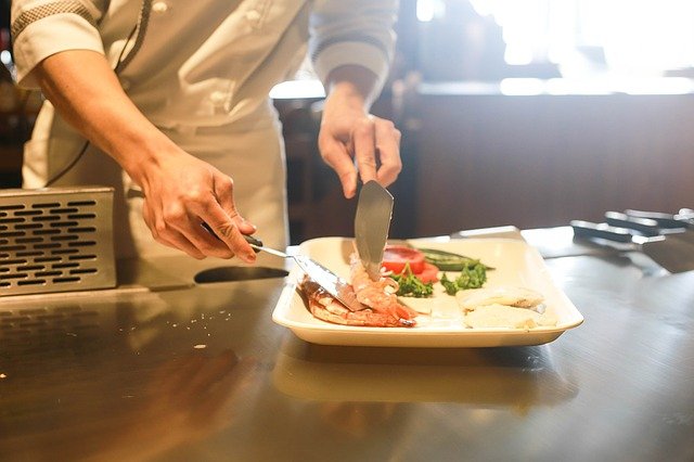 chef qui dresse une assiette